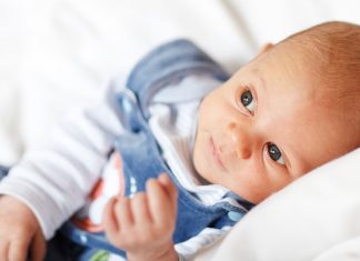 Ulewanie u niemowlaka – co robić przed karmieniem piersią lub po nim, by zminimalizować problem?