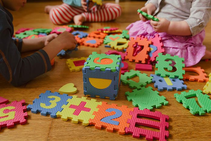 Rozwój i nauka przez zabawę – 5 najlepszych pomysłów na zabawki edukacyjne dla dwulatka