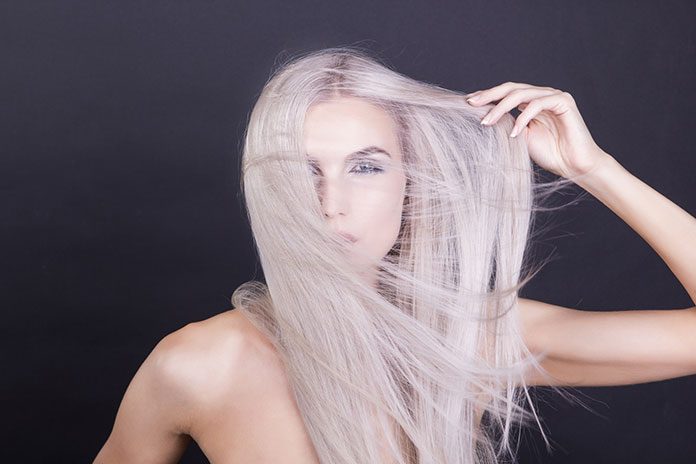 Siwe włosy – modny trend w koloryzacji włosów