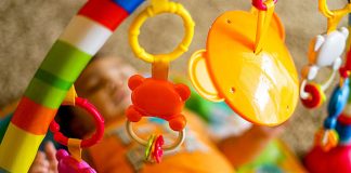 Jak wybrać zabawki do wózka dla dziecka