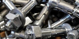 Jakie kotwy pod domek drewniany?