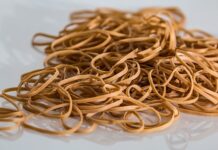 Co oznacza przezroczysta gumka do włosów?