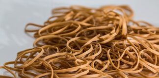 Co oznacza przezroczysta gumka do włosów?