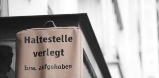 W jakim wieku dziecko zaczyna układać klocki?