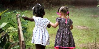 Do którego roku życia dziewczynki bawią się lalkami?