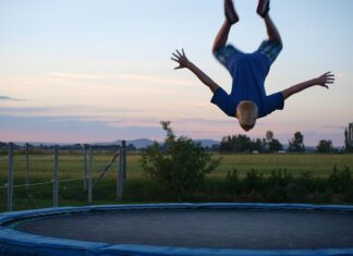 Czy można zostawić trampolinę na zimę?