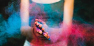 Na czym polega zabawa piłka parzy?