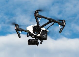 Czy można latać dronem w lesie?
